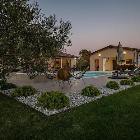 Mattuzzi بيت للعطل بولا