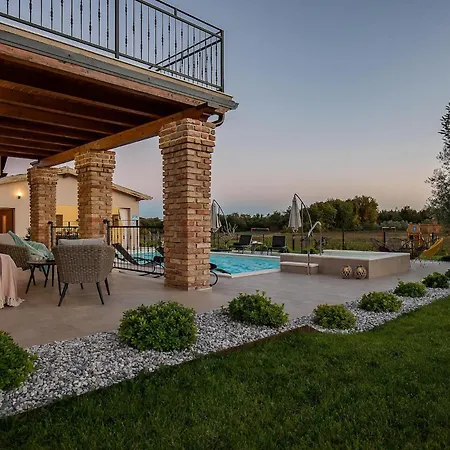 Mattuzzi بيت للعطل